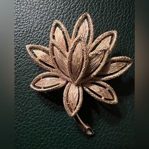 Vintage Avon Goldtone Flower Brooch Pin